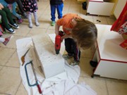 Šroubujeme, zatloukáme, vrtáme a řežeme -polytechnika ve školce